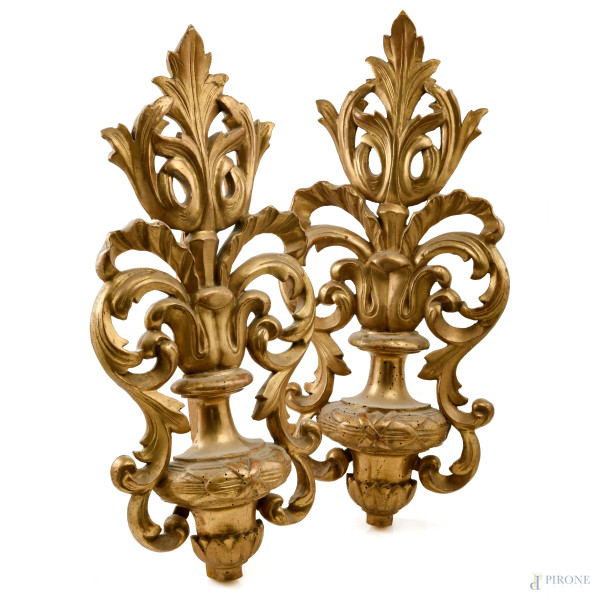 Coppia di elementi decorativi in legno dorato e intagliato, XX secolo, cm 56x27, (segni di usura, scalfiture, fori di tarlo, difetti)