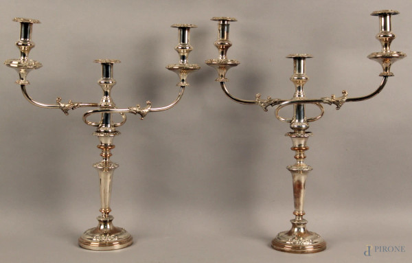 Coppia candelieri a tre luci in metallo argentato, h. 45 cm, (uno con restauri).