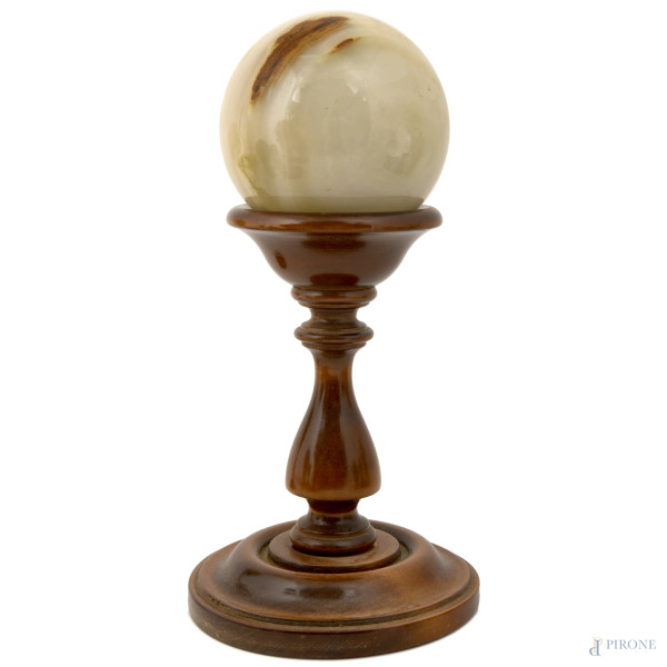 Lotto di 10 sfere in materiali diversi, tra cui alabastro, malachite, rosso di Verona, nero Porto...