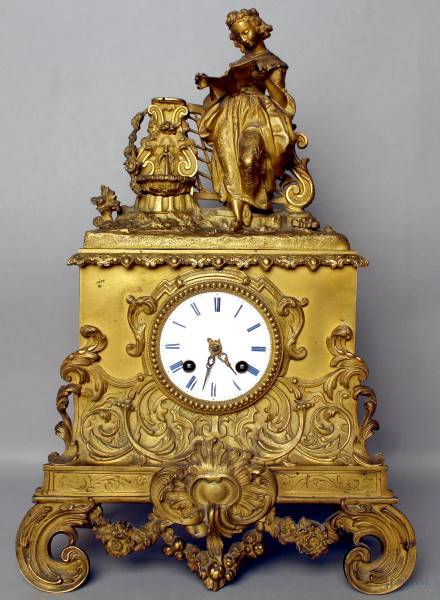 Orologio in bronzo cesellato ed ottone, quadrante in porcellana sormontato da fanciulla e fontana, Francia, XIX sec., H 45 cm.
