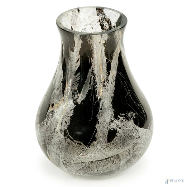 Vaso in vetro nero ed iridescente con collo svasato, cm h 24,5, firmato Wiegel 23 sotto la base, (sbeccatura sull'orlo).