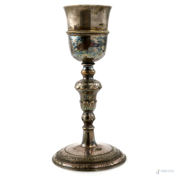 Calice in metallo argentato e coppetta in argento, altezza cm 22, peso argento gr 55, (segni di usura, saldature, difetti)