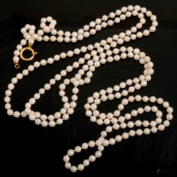 Collana di perle con chiusura in oro 18 kt, lunghezza cm 196
