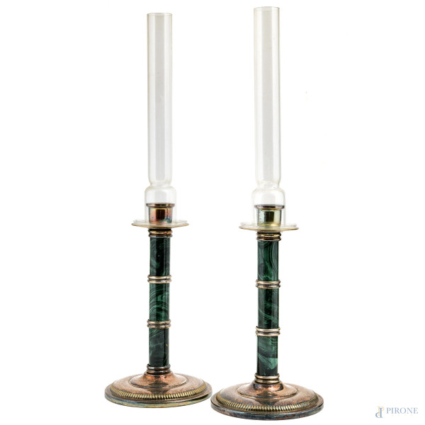 Coppia di candelieri in silverplate Micron con deecorazione al fusto a guisa di malachite, XX secolo, altezza cm 23, (difetti)