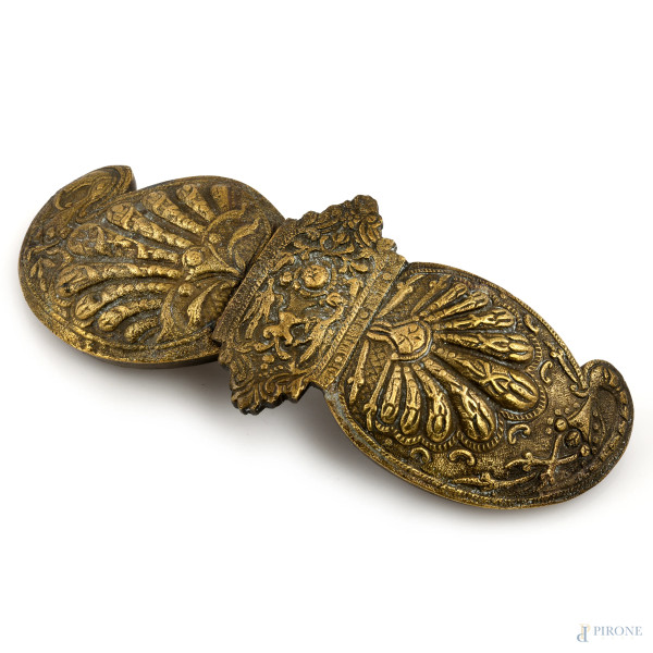 Fibbia in bronzo dorato lavorato a sbalzo e cesello, XX secolo, cm 26x10, (segni di usura)
