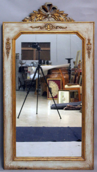Specchiera di linea rettangolare in legno laccato e dorato, cimasa intagliata, primi &#39;900, H. 156x83.