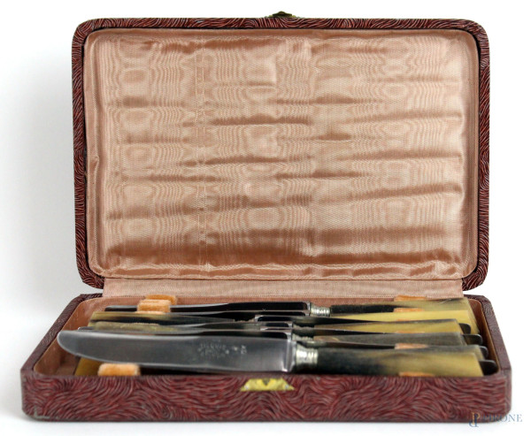 Servizio di dieci coltelli con manici in corno, entro custodia originale