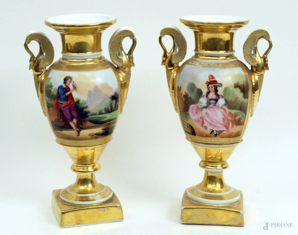 Coppia di vasetti in porcellana dorata con riserve raffiguranti paesaggi e figure, anse a cigni, H 20 cm.