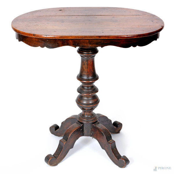 Tavolinetto in noce con piano ovale poggiante su fusto tornito terminante in quattro piedi mossi, XX secolo, cm 73x73x49, (segni di usura, difetti, graffi)