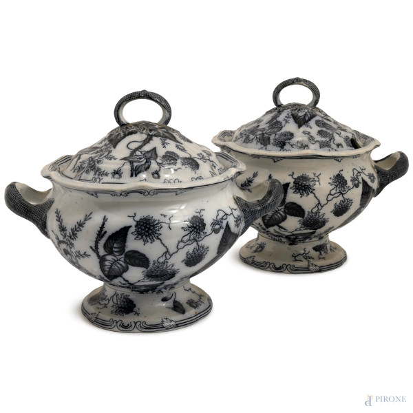 Lotto di due zuppiere in ceramica Berry a doppia presa con decori vegetali nei toni del bianco e del blu, cm 27x34x26, (difetti)