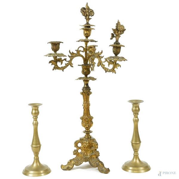 Lotto composto da un candelabro a quattro fuochi in bronzo dorato (sec. XIX) e da una coppia di candelieri in metallo dorato (sec. XX), misure max cm 56x27x27. (Difetti)