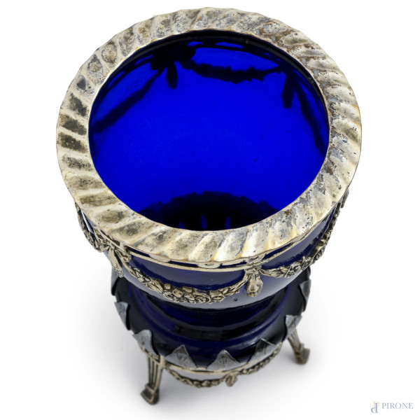 Lotto di sette oggetti in argento e vetro blu cobalto, XIX secolo, misure massime cm 14x21x11