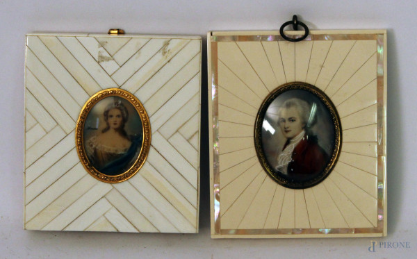 Lotto composto da due miniature a soggetti diversi, entro cornici in avorio.