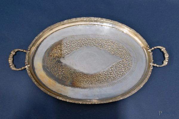 Vassoio a guantiera in argento cesellato, gr. 2300, 66x40 cm.