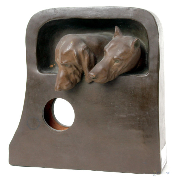 Cassa per orologio in ceramica con teste di cani a rilievo, cm 28x28x8, mancante di meccanica, (difetti).