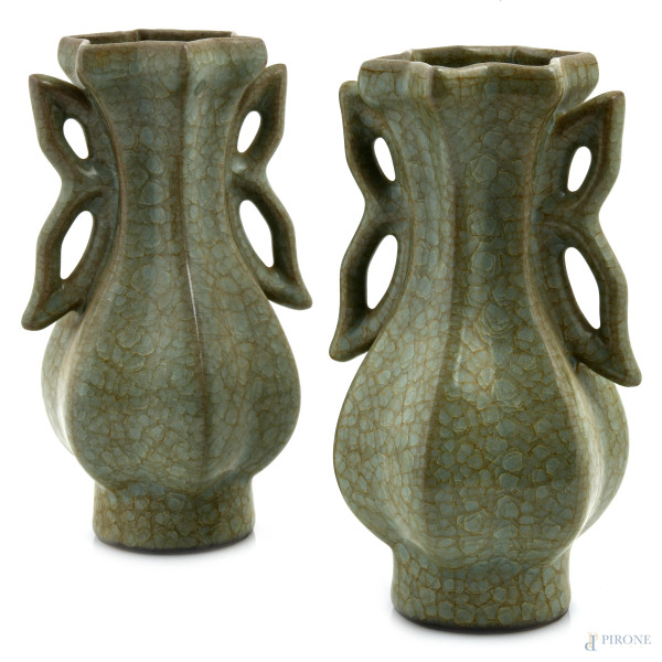 Coppia di vasi in ceramica con finitura craquelé, XX secolo, altezza cm 26, (lievi segni di usura)