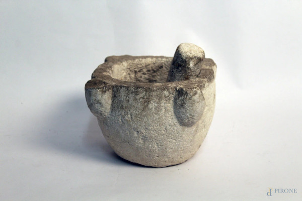 Antico mortaio in pietra con pestello, h 12 cm.