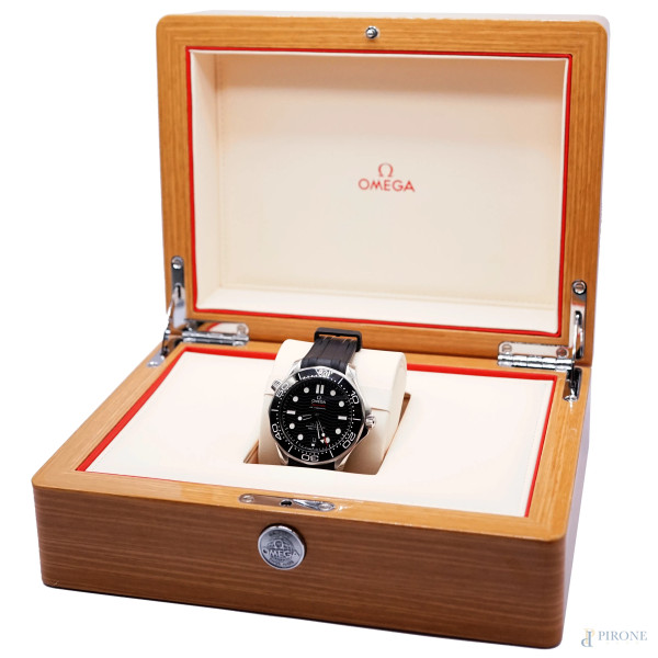 Omega, orologio da polso da uomo, un cinturino nero in silicone ed uno di ricambio in acciaio, co...
