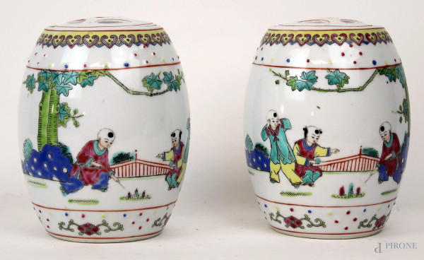 Coppia di vasi in porcellana bianca con decori policromi raffiguranti figure e paesaggi, arte orientale, XX secolo, cm h 16