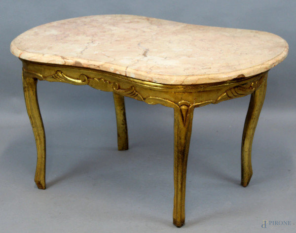 Tavolino da centro in legno intagliato e dorato, XX secolo, gambe mosse, piano in marmo rosa, cm 45x81x54, (difetti)