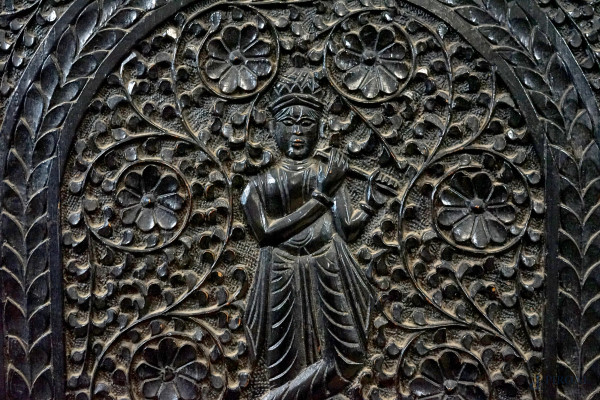 Lotto composto da quattro sedie in stile coloniale in legno ebanizzato, intagliato a motivi geome...