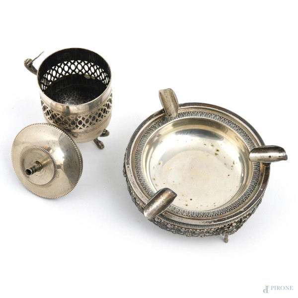 Lotto composto da zuccheriera monoansata e da posacere in argento 800/000 finemente cesellati pog...