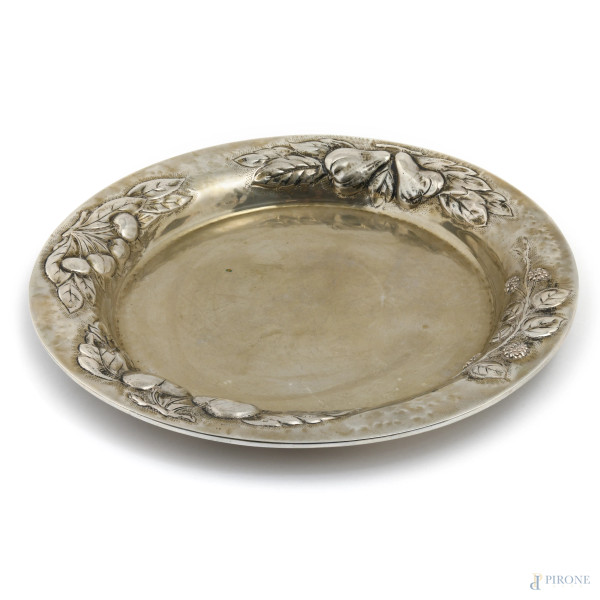 Lotto composto da un piatto grande e un piatto in argento 800/000, XX secolo, diametro massimo cm...