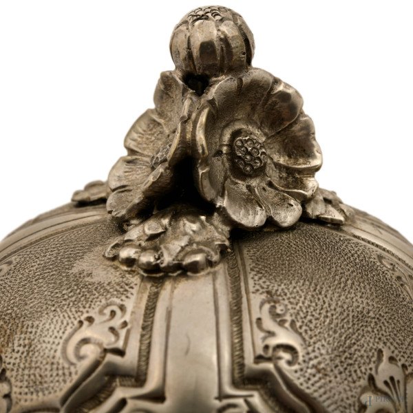 Servizio da thè e caffè in argento con decori cesellati e incisi, coperchio con presa a foggia di...