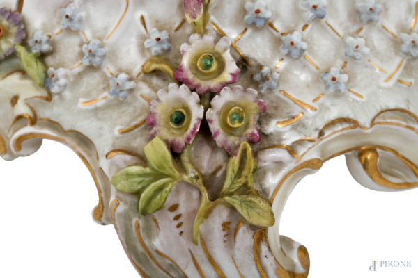 Vaso da frutta in porcellana policroma, Germania, Carl Thiene, XIX-XX secolo, marchio sotto la ba...