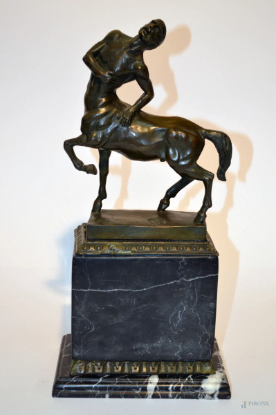 Centauro, scultura in bronzo poggiante su base in marmo, h. 40 cm.