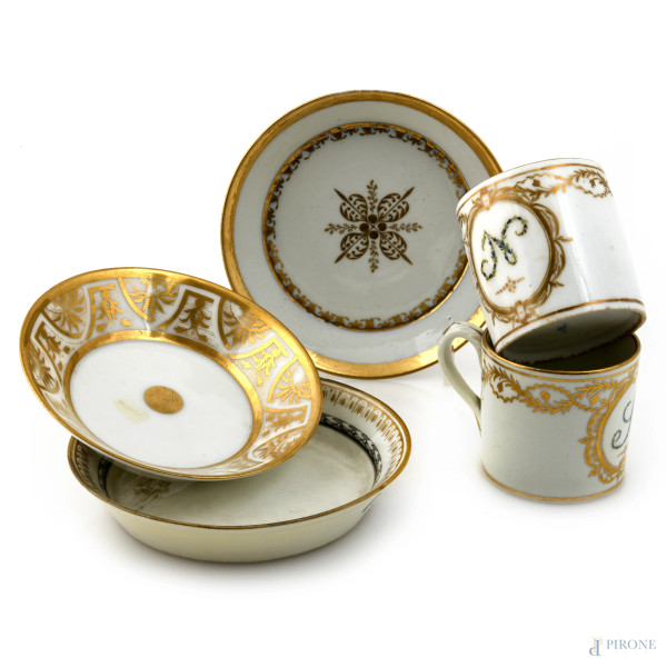 Lotto di due tazzine e tre piattini in porcellana di varia manifattura a fondo bianco ed elementi decorativi dorati, altezza tazzina cm 6; diametro massimo piattini cm 13,5,(segni di usura, difetti)