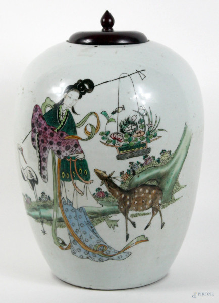 Potiche in porcellana a decoro di figura con animali ed iscrizioni, coperchio in legno, Cina, epoca Kuang-hs&#249;, altezza cm 31
