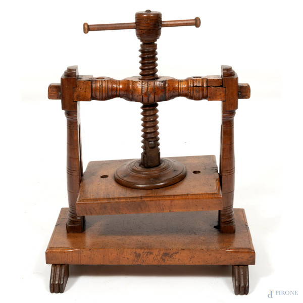 Pressa da stampa in legno, XX secolo, cm 64x49x33, (segni di usura, scalfiture, fori di tarlo, difetti)