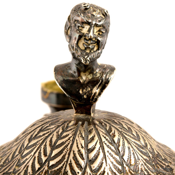 Lucerna in argento a quattro fuochi montata a lampada a foggia di colonna scanalata sormontata da...