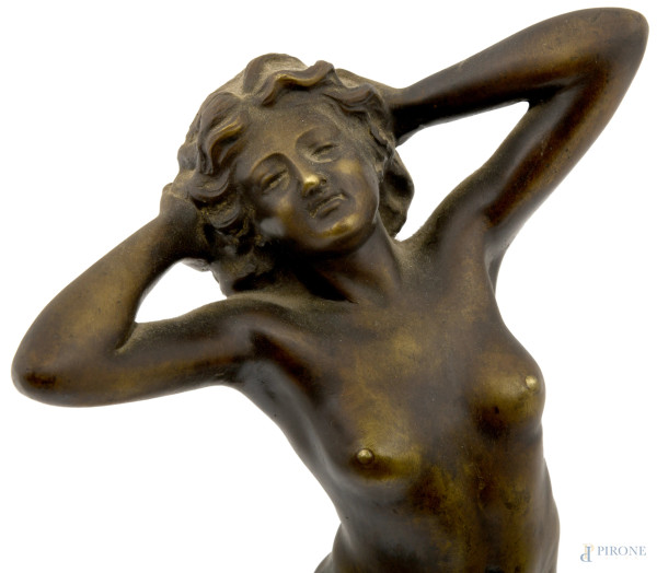 Scultura in bronzo patinato raffigurante nudo di donna su base in marmo, inizi del XX secolo, cm ...