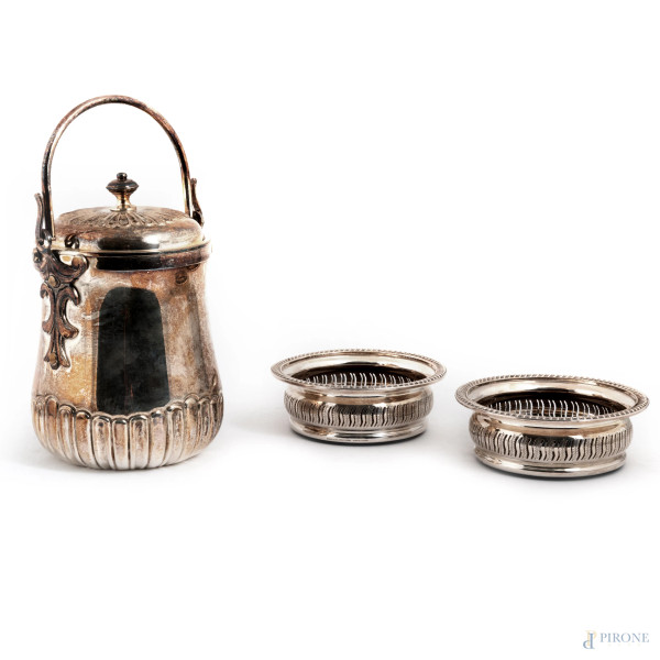 Portaghiaccio e due sottobottiglia in metallo argentato, XX secolo, misure massima cm  23x16 (segni  [..]