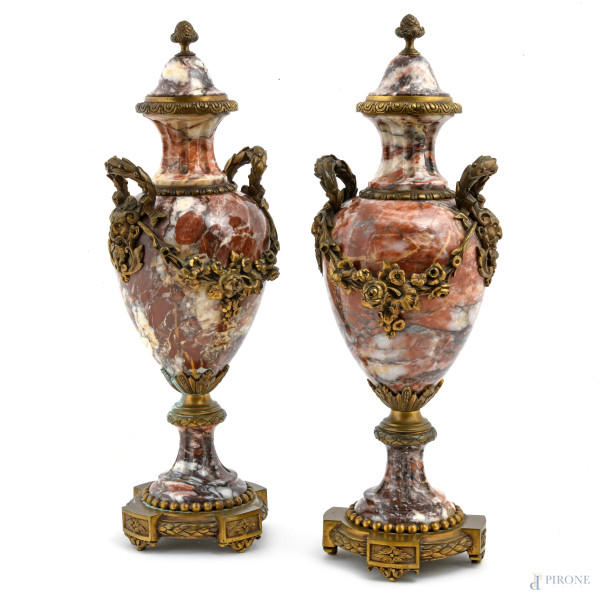 Coppia di potiches in marmo e inserti bronzei, XIX secolo, altezza cm  52, (lievi segni di usura, coperchi non rimovibili)