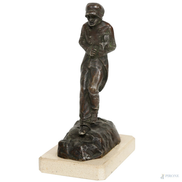 Scultura in bronzo brunito rappresentante un suonatore, base in marmo, da Giovanni Battista Amendola (Episcopio di Sarno 1848 - Napoli 1887), cm 21,5x13,5x9,5 (difetti)