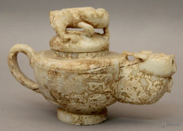Teiera in giada  con beccuccio e coperchio zoomorfi, h cm 9, Cina XX sec.