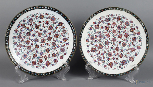 Coppia di piatti in metallo smaltato e dipinto arte orientale, diametro 21 cm.