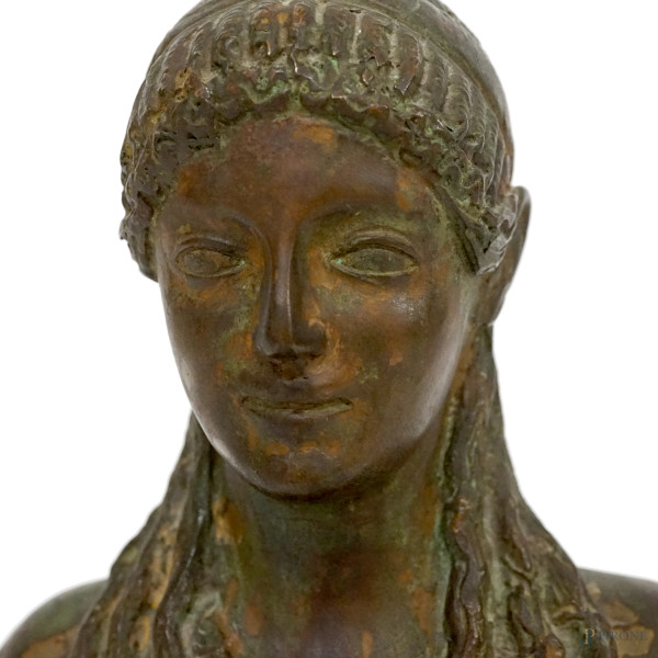 Scultura in bronzo brunito in stile archeologico rappresentante una Kore, XX secolo, altezza cm 3...