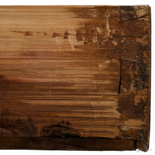 Cassettone Luigi XVI in noce a tre cassetti sul fronte, XX secolo, cm 93,5x117,5x57, (difetti)