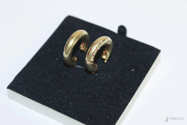 Coppia di orecchini a cerchio in oro, gr 4,2.