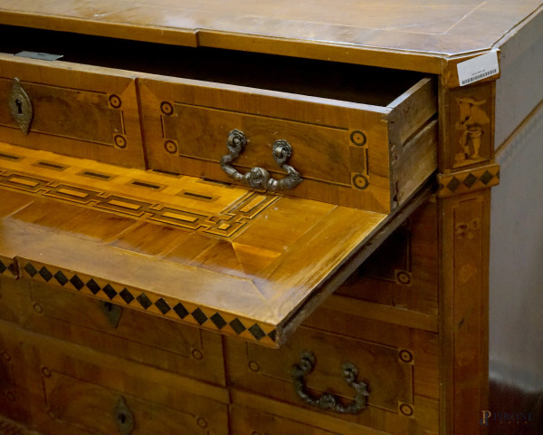 Comò in legno impiallacciato in varie essenze, Nord-Europa, fine XVIII-inizi XIX secolo, cm 94x12...