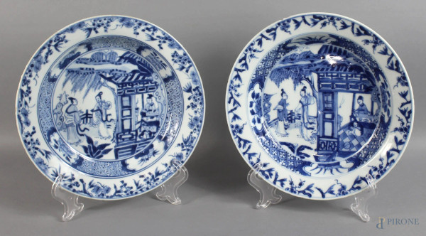 Coppia piatti in porcellana bianca - blu a decoro di paesaggi con figure, diametro 22 cm, Cina XIX secolo, (sbeccature).