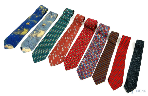 Lotto di nove cravatte da uomo, marchi e fantasie diverse.