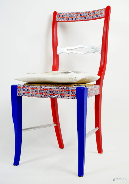 Sedia "Union Jack" in legno laccato, dipinto e decoupage, seduta completa di cuscino, cm h 91. 