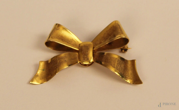 Spilla in oro 18 kt a forma di fiocco, gr. 5.
