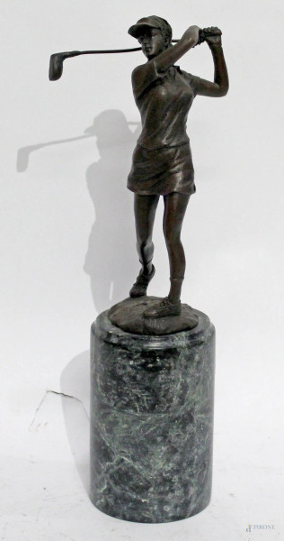Giocatrici di golf, scultura in bronzo, base in marmo, h. max 32 cm
