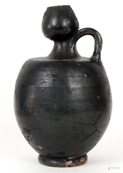 Antica brocca in terracotta nera, altezza cm 21, (difetti e restauri)